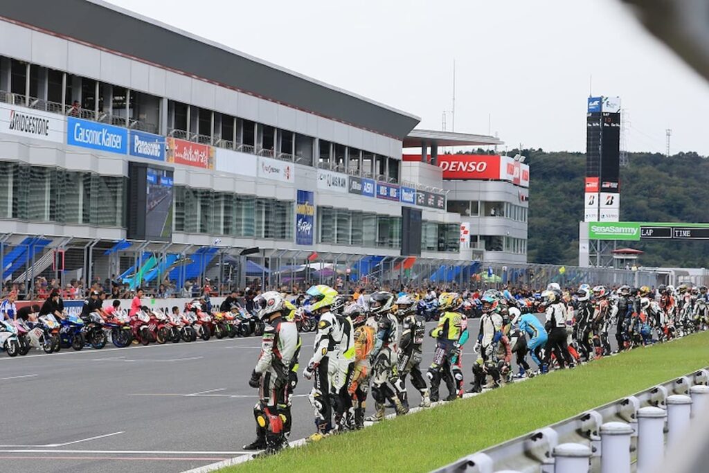 ミニバイクによる 6 時間耐久レース「NIPPOカップ FSWミニろく」／静岡