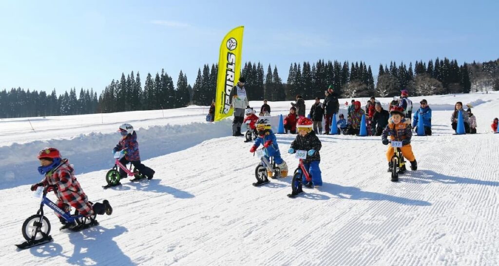 スポーツを通したこどもたちの冬の自然体験「ストライダーエンジョイカップ 2022富良野スキー場スノーステージ」／北海道