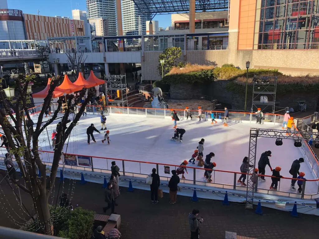 本物の氷を使用した屋外アイススケートリンクが今年もビナウォークに！「アイスショー＆スケート体験」／神奈川