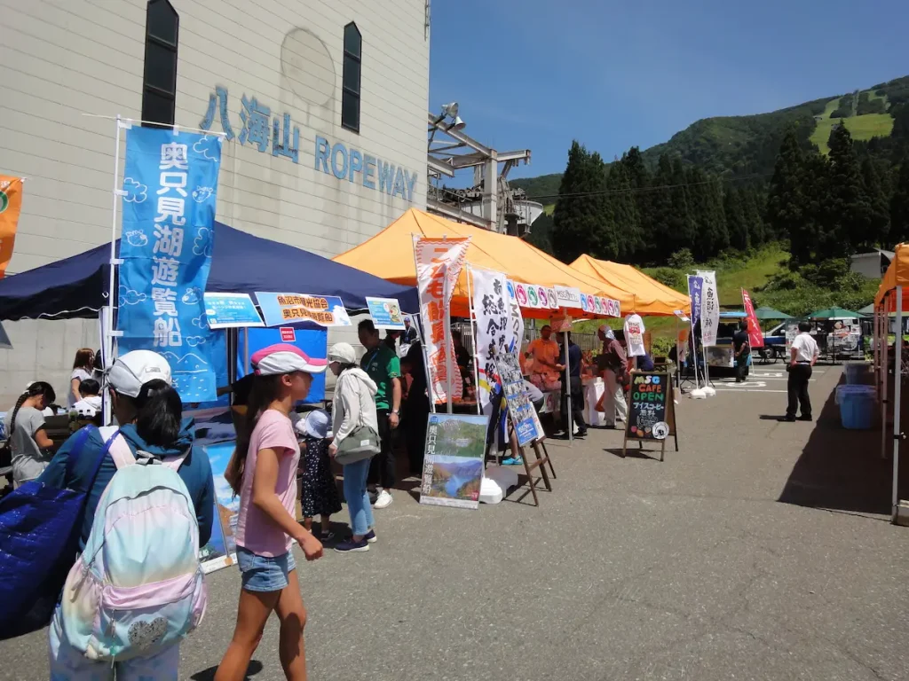 真夏でも天然雪で楽しめる！「夏の天空雪まつり in八海山」／新潟