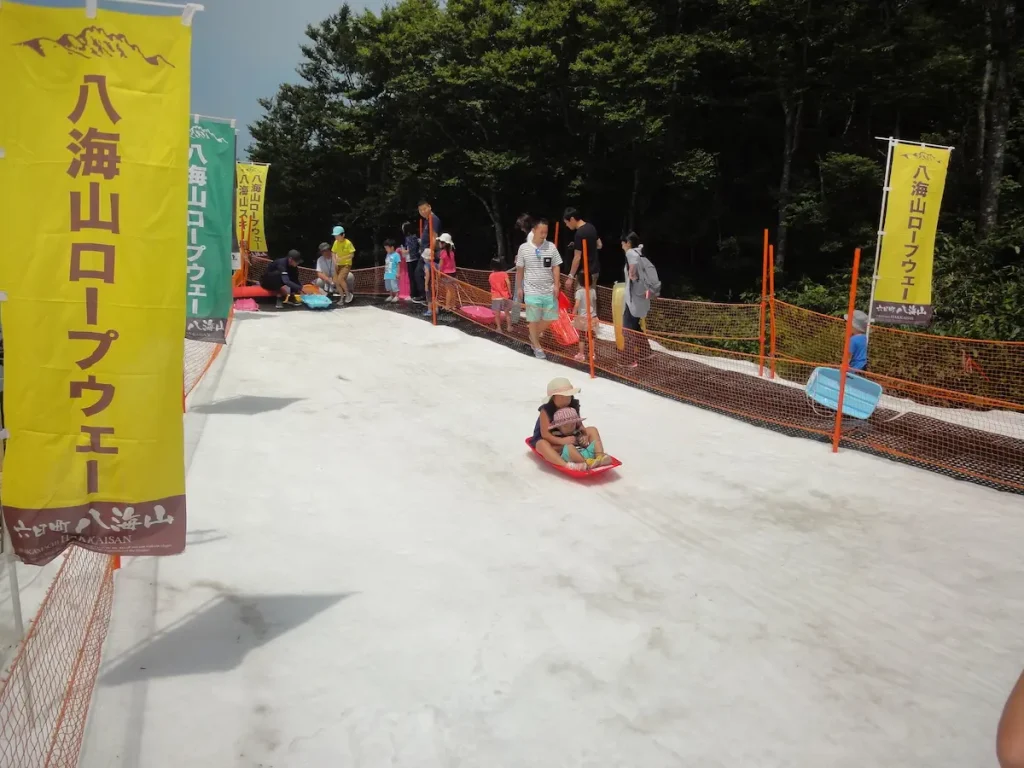 真夏でも天然雪で楽しめる！「夏の天空雪まつり in八海山」／新潟