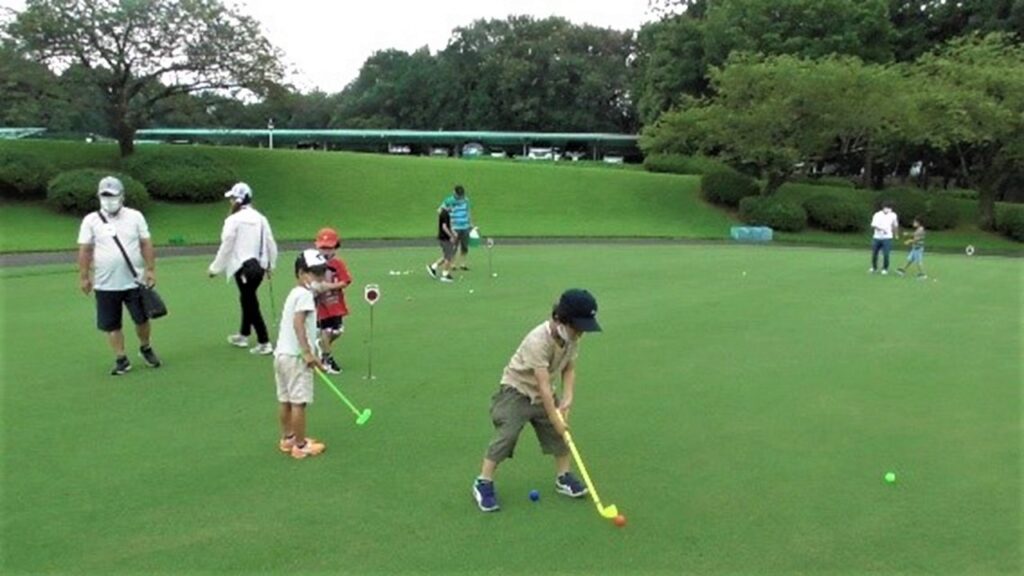 開放感抜群のゴルフ場で、親子で遊びながら楽しく学ぶ夏の特別体験／埼玉