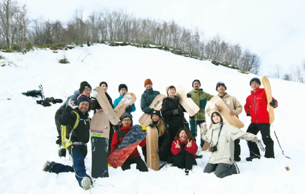 スノーサーフィンの町（厚真町）で北海道の雪山を満喫！林業を学び、世界に一つだけのマイ雪板をつくって遊ぶアドベンチャートラベルモニターツアー／北海道